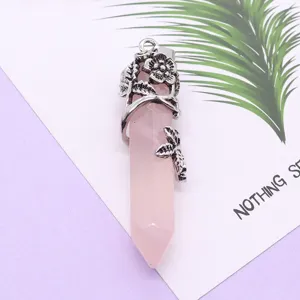 Colgante de pilar hexagonal de cuarzo rosa con envoltorio de flor plateada para collar