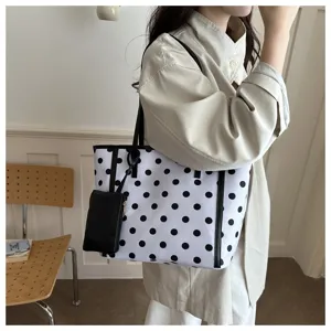 Vista dettagliata della borsa tote a pois in stile coreano, perfetta per l'uso quotidiano in ufficio.