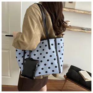 Vista dettagliata della borsa tote casual a pois blu in stile coreano con pochette.