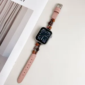 Compatibele Apple Watch roze lederen band met natuursteen en houten kraaltjes charmes.