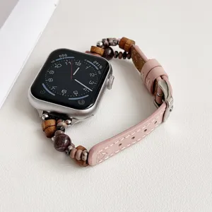 Gedetailleerd overzicht van roze leren en natuurstenen kralen horlogebandje voor Apple Watch.