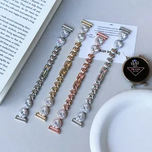 Vue détaillée du bracelet de montre de remplacement en métal à maillons de cœur en cristal