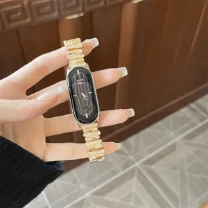 Nahaufnahme Detail des luxuriösen goldenen Strass-Metall-Ersatzarmbands für Fitnessbänder.