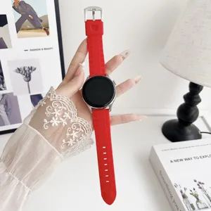 Bracelet de montre en silicone rouge avec motif pneu et boucle métal pour montre connectée.