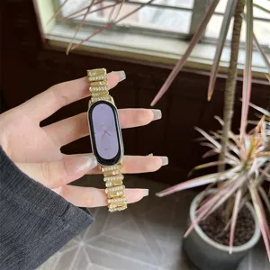 Detailansicht des luxuriösen goldenen Strass-Metall-Smartwatch-Armbands, edles Ersatzarmband.