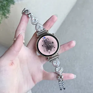 Gros plan détaillé du bracelet de montre connectée en métal argenté avec des zircons en forme de cœur.