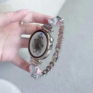 Bracelet de montre connectée élégant avec cœur en zircone et beaux maillons argent.