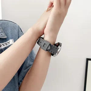 Bracelet de montre en silicone de rechange avec design texturé pneu, durable et confortable.