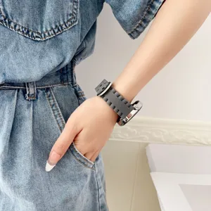 Bracelet de montre en silicone gris avec texture pneu, bracelet de sport confortable pour montre.