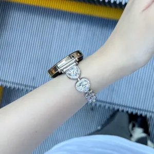 Gros plan détail du élégant bracelet de montre connectée en métal zirconium cœur luxe.