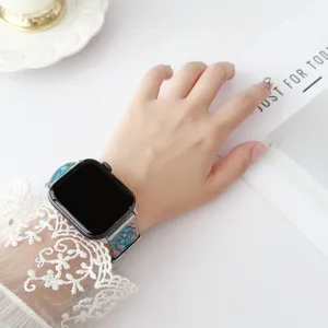 Kleurrijk schelppatroon horlogebandje compatibel met Apple Watch, stijlvol polsaccessoire detail.
