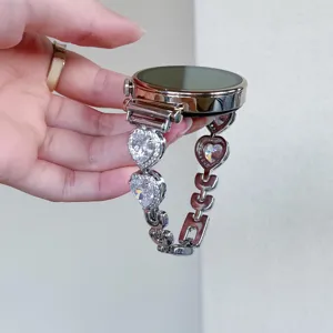 Bracelet de montre connectée en métal avec zircone en forme de cœur, design élégant.