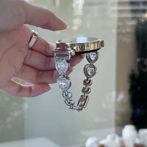 Vue détaillée du bracelet de montre connecté en zircone cœur de luxe, design élégant.