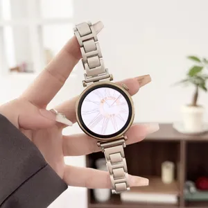 Vue détaillée du bracelet de montre en métal fin pour smartwatch, design élégant et confortable.