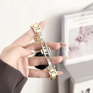 Vue détaillée du bracelet de montre en métal bicolore montrant son fermoir sécurisé.