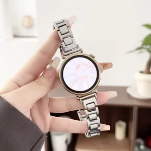 Vue détaillée d'un bracelet de montre en métal de rechange associé à une montre connectée.