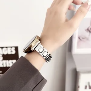 Détail du bracelet de montre en métal avec maillons élégants et effet de port.
