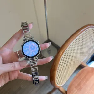 Silbernes Smartwatch-Armband mit römischen Ziffern im Hohlarmband-Design, eleganter Schmuck.