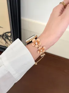 Nahaufnahme des eleganten Metall Blumen Uhrenarmbands mit funkelnden Strasssteinen.