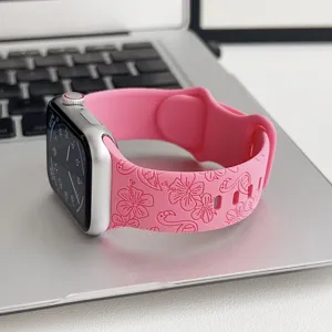 Silikon-Uhrenarmband Detailansicht, graviertes Blumen- und Flamingomuster, rosa.