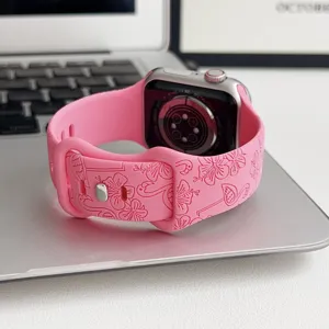 Nahaufnahme des filigranen Reliefs mit Blumenmustern auf dem rosa Silikon-Uhrenarmband.