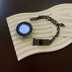 Nahaufnahme des Metallketten Armbands für Smartwatch im Detail mit Römischem Zifferblatt.