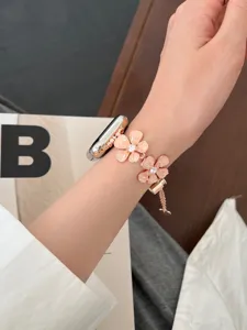 Roségoldfarbenes Blumen-Metallarmband mit funkelnden Kristallanhängern Detailansicht.