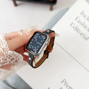 Dettaglio cinturino orologio sottile in denim retro, accessorio elegante per smartwatch.