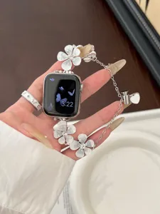 Metall Blumen Uhrenarmband kompatibel mit Apple Watch, elegantes Kleeblatt Design.