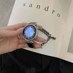 Detailansicht einer stilvollen Smartwatch mit Metallkette und Lederarmband-Hybrid-Design.