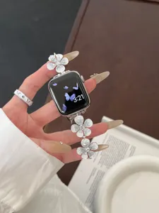 Nahaufnahme Detail des silbernen Metall Blumen Uhrenarmband Charms, elegantes Smartwatch Zubehör.