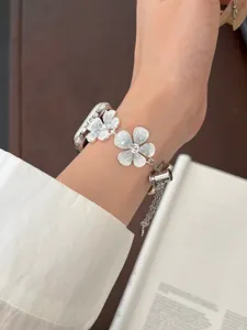 Metall Blumen Uhrenarmband kompatibel mit Apple Watch, elegantes florales Design Armband Zubehör.