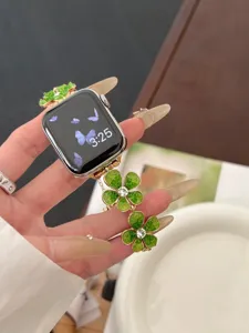 Grüne Kleeblatt Blumen Uhrenarmband kompatibel mit Apple Watch, stilvolles Metall Schmuck Ersatzband.