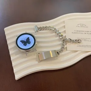 Silbernes Metall Smartwatch Ersatzarmband Detailaufnahme, elegantes Kettendesign auf Tablett.