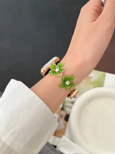 Grünes Blumen Metall Uhrenarmband kompatibel mit Smartwatch, elegantes Accessoire.