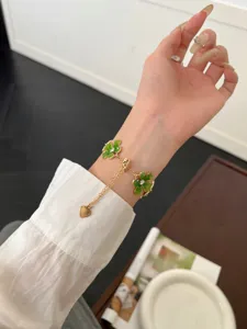 Detailansicht des exquisiten grünen Blumen-Metalluhrarmbands, elegantes Accessoire für Uhren.