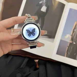 Nahaufnahme eines silbernen Metallketten-Smartwatch-Armbands mit schickem Schmetterlingszifferblatt.