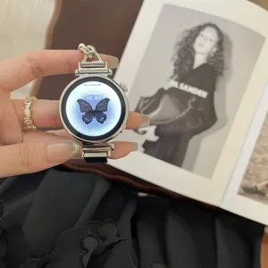 Detailansicht einer stilvollen Smartwatch mit schickem Metallketten-Armband und Display.