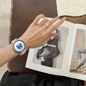 Nahaufnahme Detail von stilvollem Metallarmband Smartwatch Band kombiniert mit funkelndem Ring.