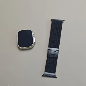 Nahaufnahme des geflochtenen Nylon-Uhrenarmbands und goldenen Metallgehäuses für Smartwatch.