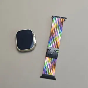 Buntes Nylon-Gewebe-Ersatzarmband und robustes Schutzgehaeuse passend fuer Apple Watch.