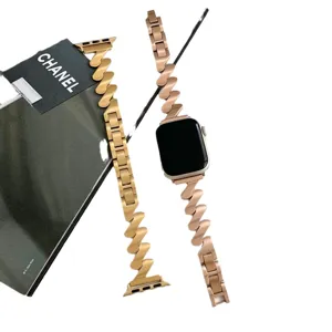 Wellenförmiges Metall Uhrenarmband kompatibel mit Apple Watch, elegantes Ersatzarmband.