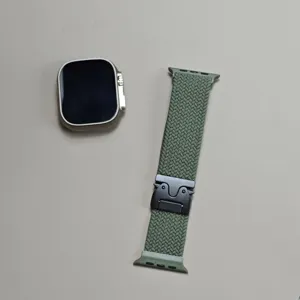 Detailansicht des gruenen Nylon-Armbands mit taktischer Schnalle und Uhrengehaeuse.