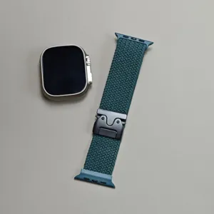 Detailansicht des dunkelgrünen geflochtenen Nylon-Uhrenarmbands mit taktischer Metallschnalle.