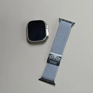 Detailansicht von geflochtenem Nylon-Uhrenarmband und Smartwatch-Gehäuse, hochwertig und bequem.