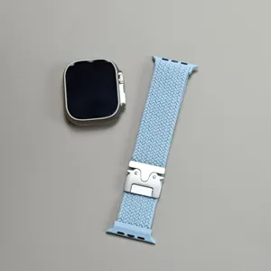 Hellblaue nylongeflochtene Uhrenarmband mit silberner Metallschnalle Detailansicht.