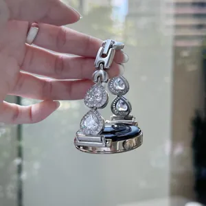 Vue détaillée du bracelet de montre connectée en métal luxueux avec zircons étincelants.