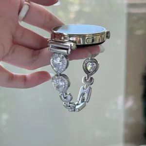 Vue détaillée du bracelet de montre intelligente en métal avec des zircones en cœur.