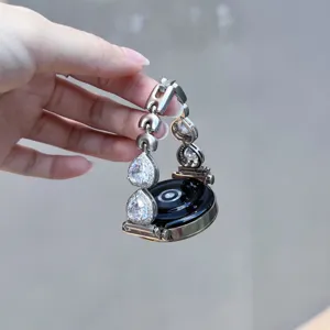 Bracelet de montre en métal de rechange avec charmants zirconiums pour montres.