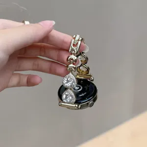 Vue rapprochée détaillée du bracelet de montre connectée en métal zirconium cœur.